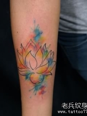 小臂彩色泼墨莲花纹身图案
