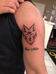 手大臂上帅气的几何风格狼头纹身图片