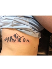 女生后腰简单纹身黑色的山纹身图片