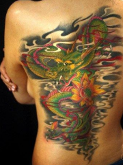 美女背部帅气经典的龙纹身图案