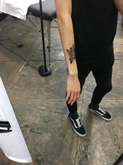 男子右手前臂上精致的黑色玫瑰花纹身图片