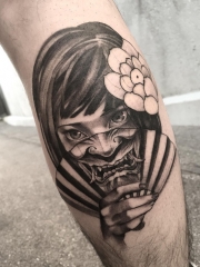 小腿半面般若半面美女纹身图案