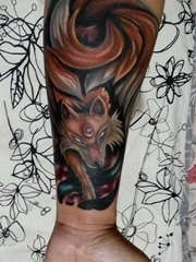 小臂上漂亮的彩色狐狸图案纹身图片