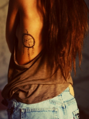 女生侧肋性感捕梦网纹身图案