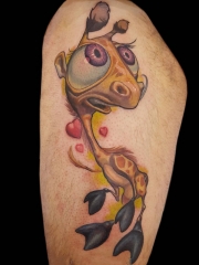 手臂萌萌的可爱长颈鹿卡通纹身图案