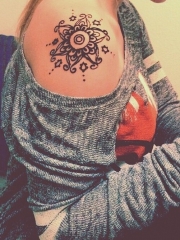 肩部黑色的梵花纹身图案