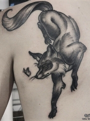 背部欧美狐狸黑灰纹身图案