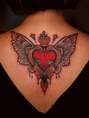 后背心形与翅膀彩绘纹身图案