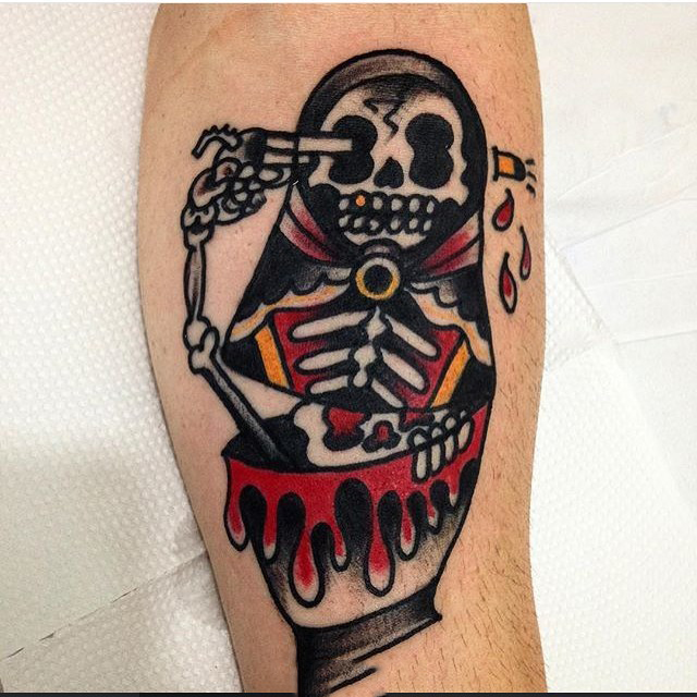 手臂搞怪的骷髅卡通纹身图案