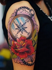 手臂彩色玫瑰指南针纹身图案