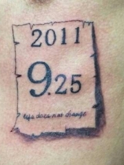 男性胸部特别的日历纹身图案