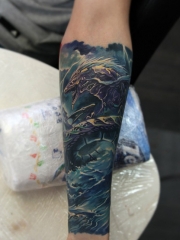 手臂霸气的海龙彩绘纹身图案