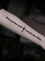 手臂十字架与英文纹身图案