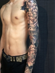 手臂好看的牡丹花与小鸟纹身图案