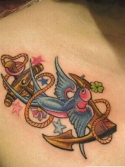 女生胸部漂亮小燕子与船锚纹身图案