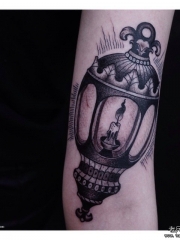 欧美大臂灯黑灰纹身图案