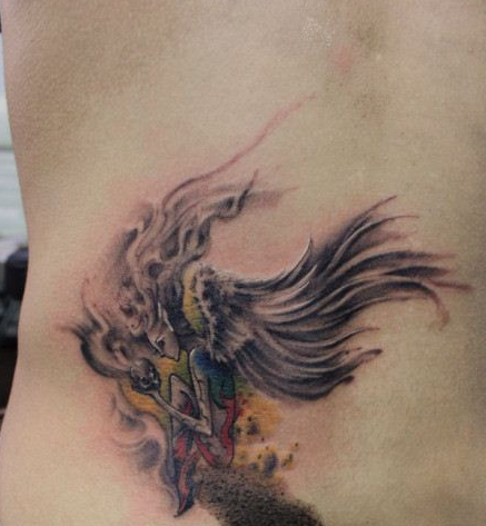 男生腰部漂亮的精灵纹身图案