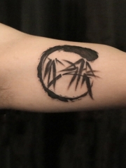 手臂水墨风竹子黑色纹身图案