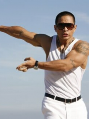 刘承俊手臂肌肉性感英文字母纹身图案