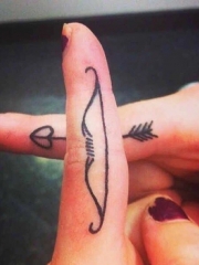 手指创意无限的弓箭图腾纹身图案