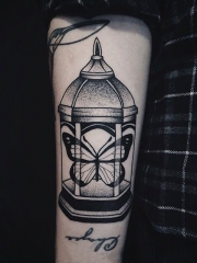 手臂牢笼中的蝴蝶个性纹身图案