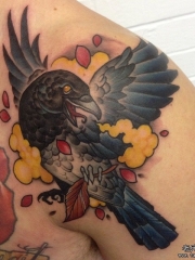 欧美school肩部乌鸦彩绘纹身图案