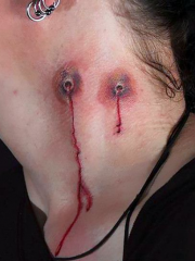 颈部恐怖的僵尸牙印纹身图案