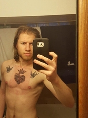 男性胸部上的左右双燕和圣心纹身图片