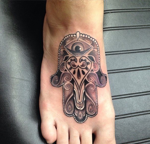 一组女孩子喜欢的法蒂玛之手纹身图案欣赏