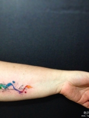 手臂欧美小清新泼墨字母心形纹身图案