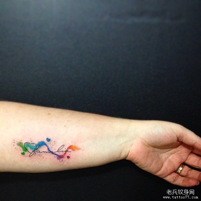 手臂欧美小清新泼墨字母心形纹身图案