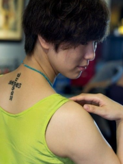 背部梵文十字架纹身图案