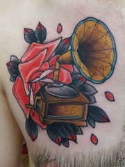 胸部欧美玫瑰留声机纹身图案