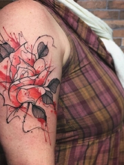 手臂鲜艳欲滴的玫瑰纹身图案