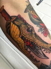 大臂欧美school鳄鱼匕首纹身图案