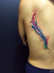背部小清新泼墨羽毛纹身图案