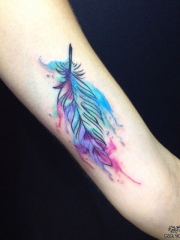 大臂泼墨彩绘羽毛小清新纹身图案