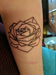 手臂上简单的黑色线条风格玫瑰花纹身