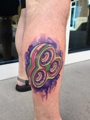 小腿上的水彩的bonnaroo音乐节Logo纹身