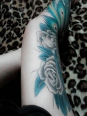 腿上大面积彩色花卉与孔雀羽毛纹身图案