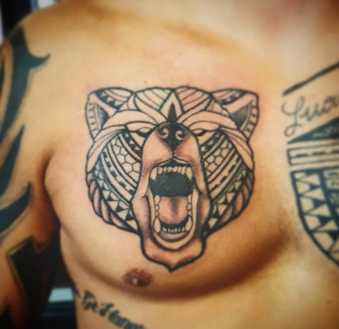 男性霸气的熊图腾胸部纹身图案