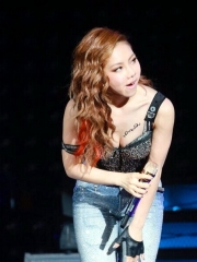 邓紫棋演唱会胸部前现英文纹身图案