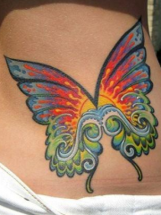 美女腰部前卫漂亮的蝴蝶翅膀刺青图片
