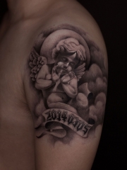 手臂柔声密语的小天使个性纹身图案