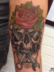 小臂骷髅玫瑰扳手school纹身图案