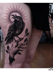 大腿school欧美黑灰乌鸦手纹身图案