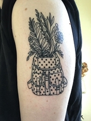 手大臂上的简约线条风格背包插花纹身图片