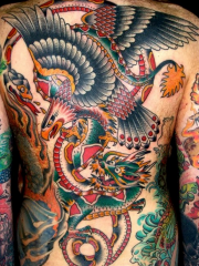 满背old school龙蛇鹰大战纹身图案