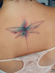 背部小清新泼墨彩色蜻蜓纹身图案