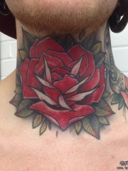 颈部欧美红玫瑰纹身图案